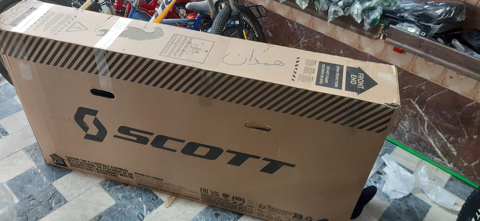 عکس دوچرخه فروشی جوان و فتاحی