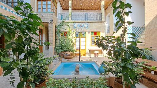 اقامتگاه سنتی خانه طاوسی 