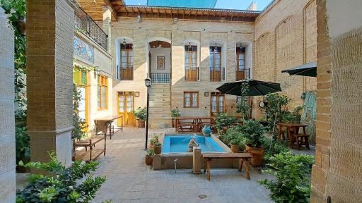 اقامتگاه سنتی خانه طاوسی 