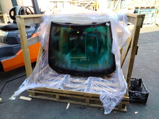 عکس شیشه اتومبیل مهرآباد 