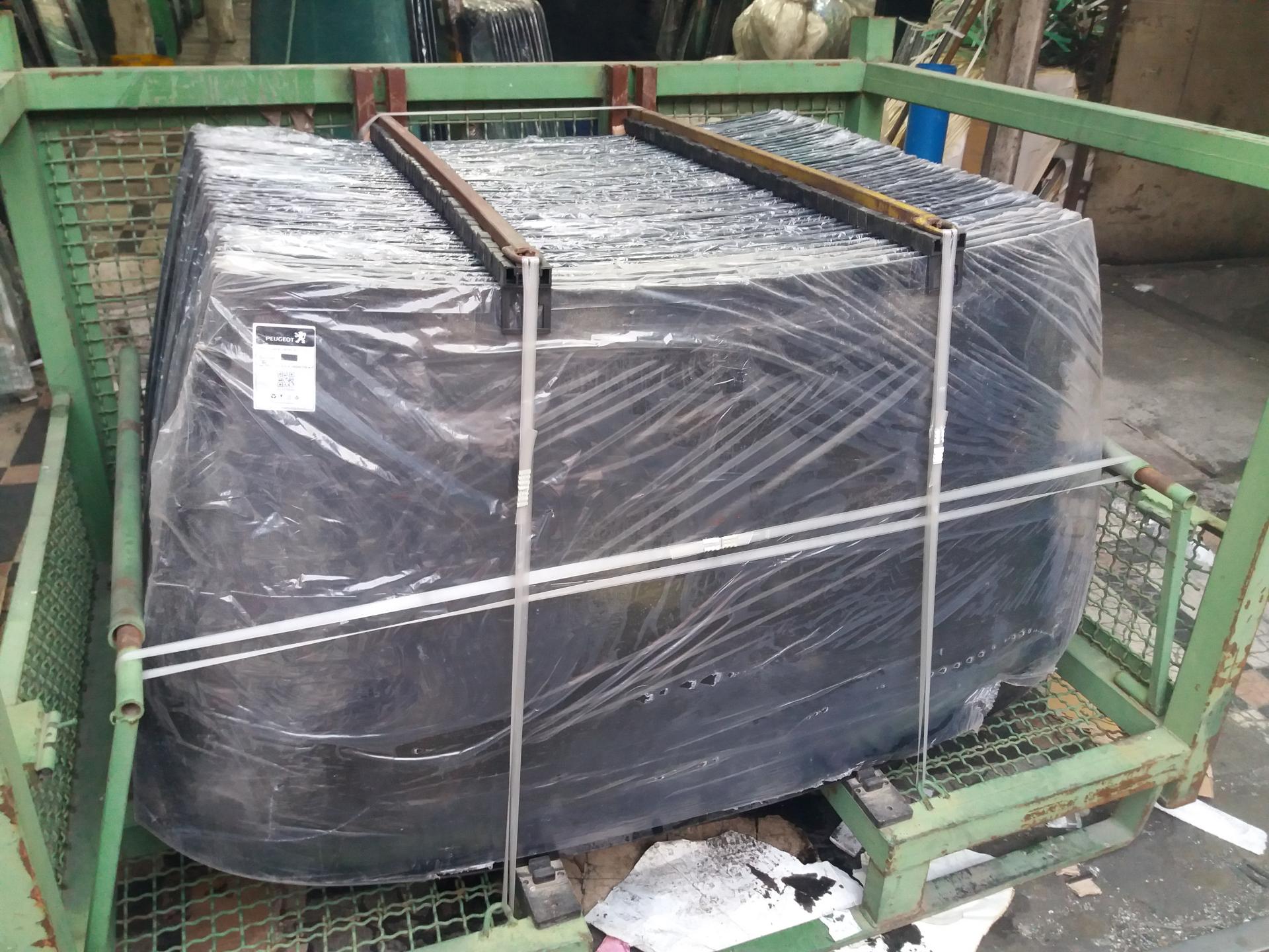 عکس شیشه اتومبیل مهرآباد 