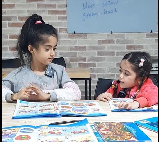 عکس آموزش زبان انگلیسی و اسپانیایی رونیکا رجبی (نابغه 7 ساله)