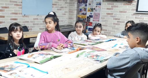 عکس آموزش زبان انگلیسی و اسپانیایی رونیکا رجبی (نابغه 7 ساله)