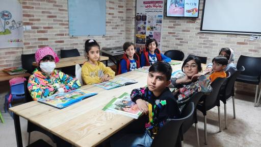 عکس آموزش زبان انگلیسی و اسپانیایی رونیکا رجبی (نابغه 7 ساله)