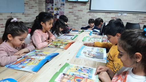 عکس آموزش زبان انگلیسی و اسپانیایی رونیکا رجبی (نابغه 7 ساله)