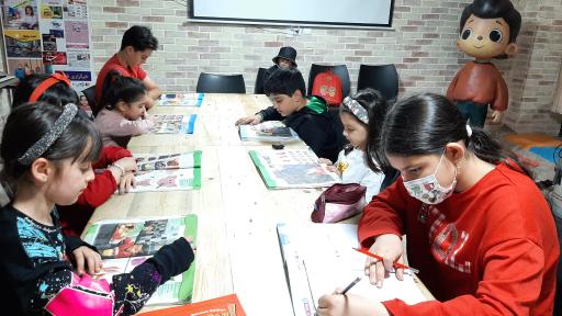 عکس آموزش زبان انگلیسی و اسپانیایی رونیکا رجبی (نابغه 7 ساله)