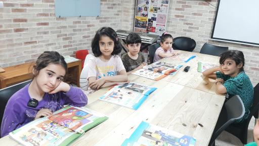 عکس آموزش زبان انگلیسی و اسپانیایی رونیکا رجبی (نابغه 7 ساله)