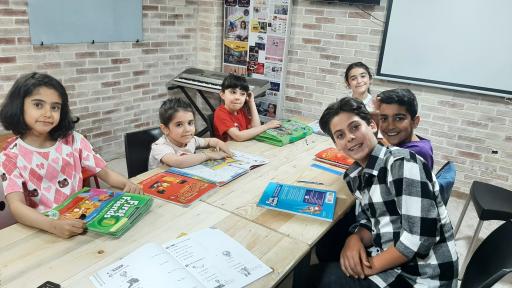 عکس آموزش زبان انگلیسی و اسپانیایی رونیکا رجبی (نابغه 7 ساله)