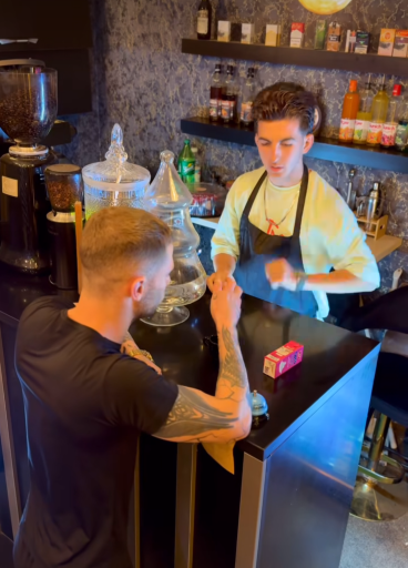 عکس کافه مدام