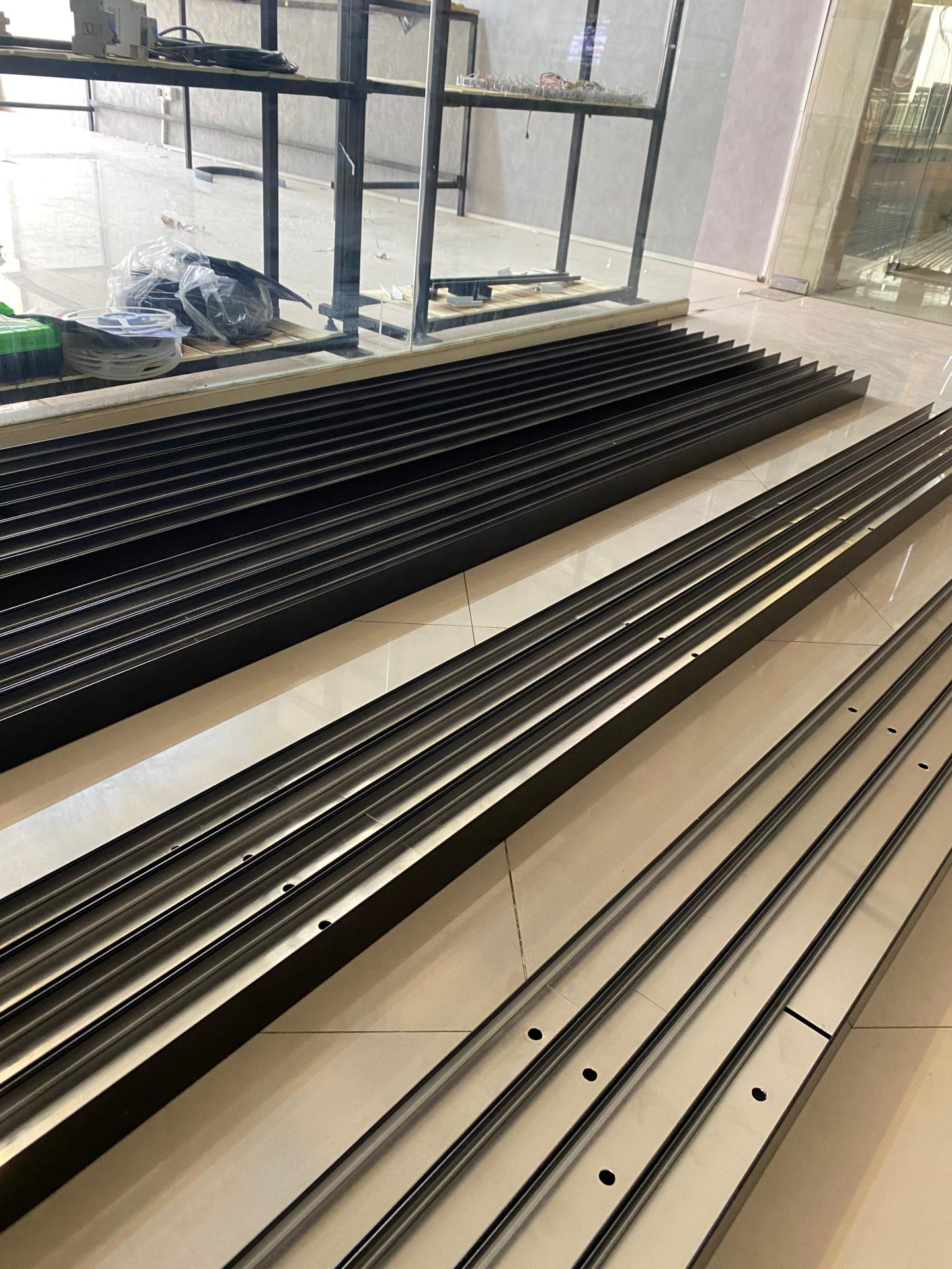 عکس لاینر لوکس لایت