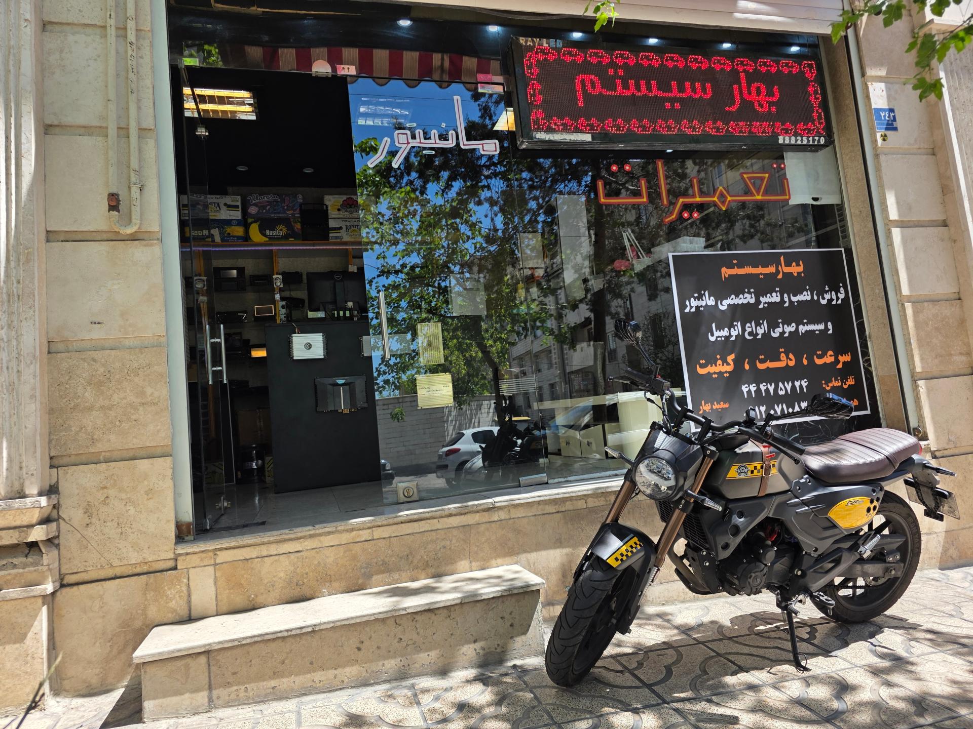 عکس تعمیر ضبط مانیتور خودرو بهارسیستم