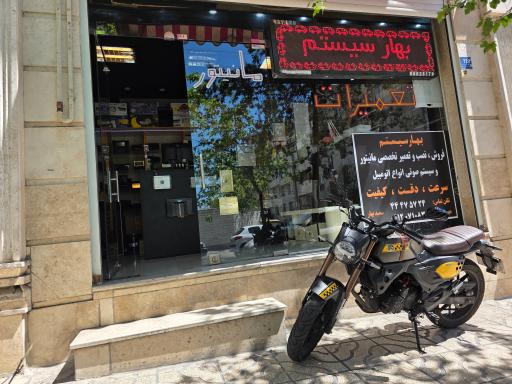 عکس تعمیر ضبط مانیتور خودرو بهارسیستم