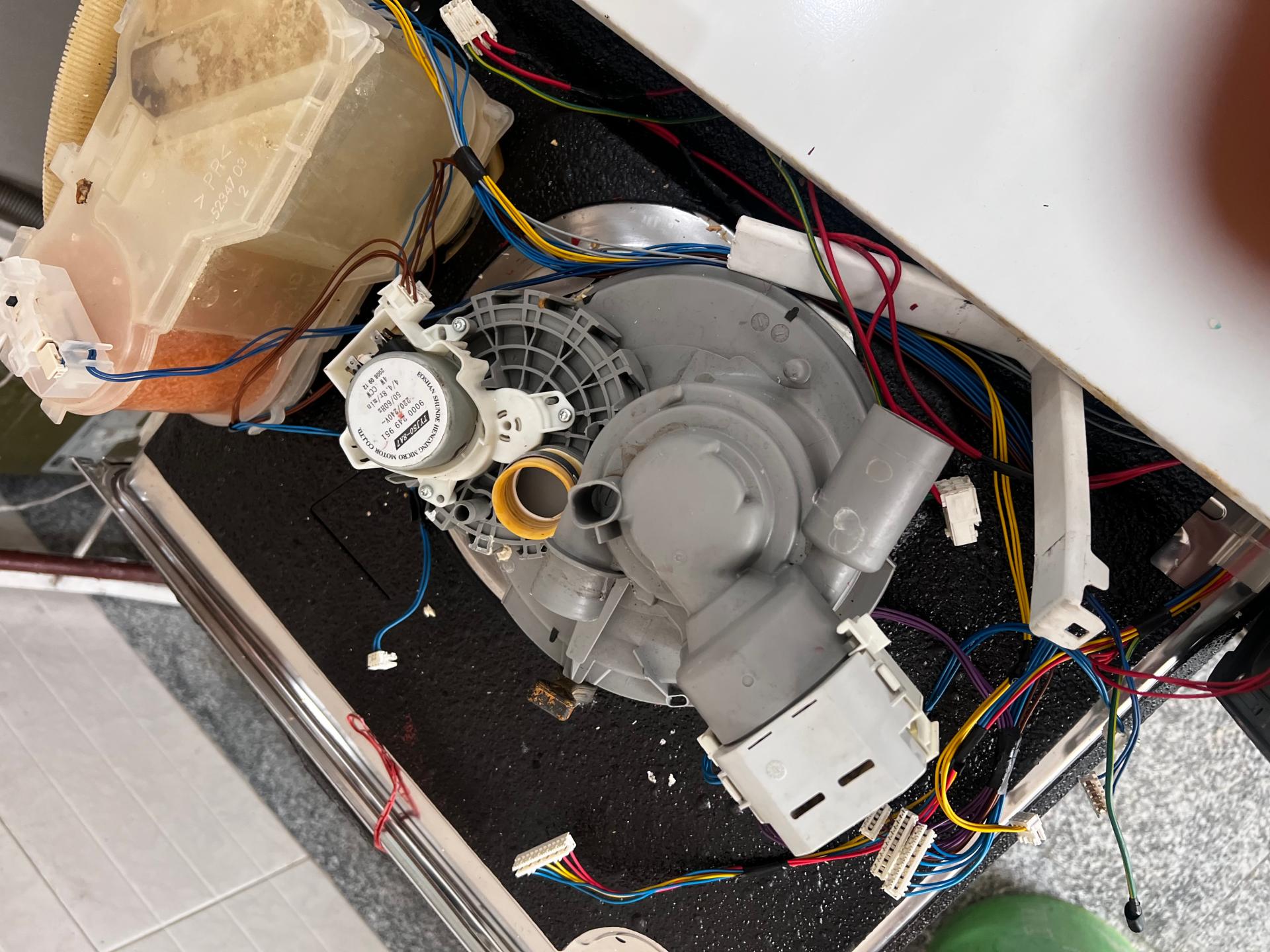 عکس تعمیرات تخصصی لوازم خانگی مسعود طاوسیان