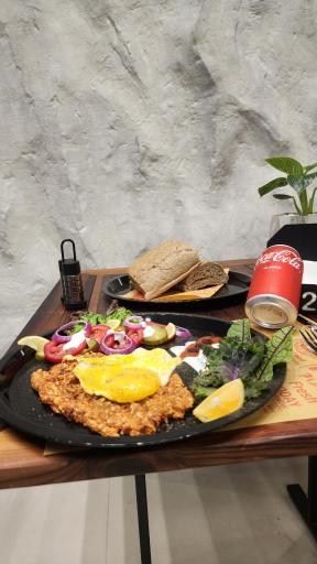 عکس فست فود و پیراشکی تبرک