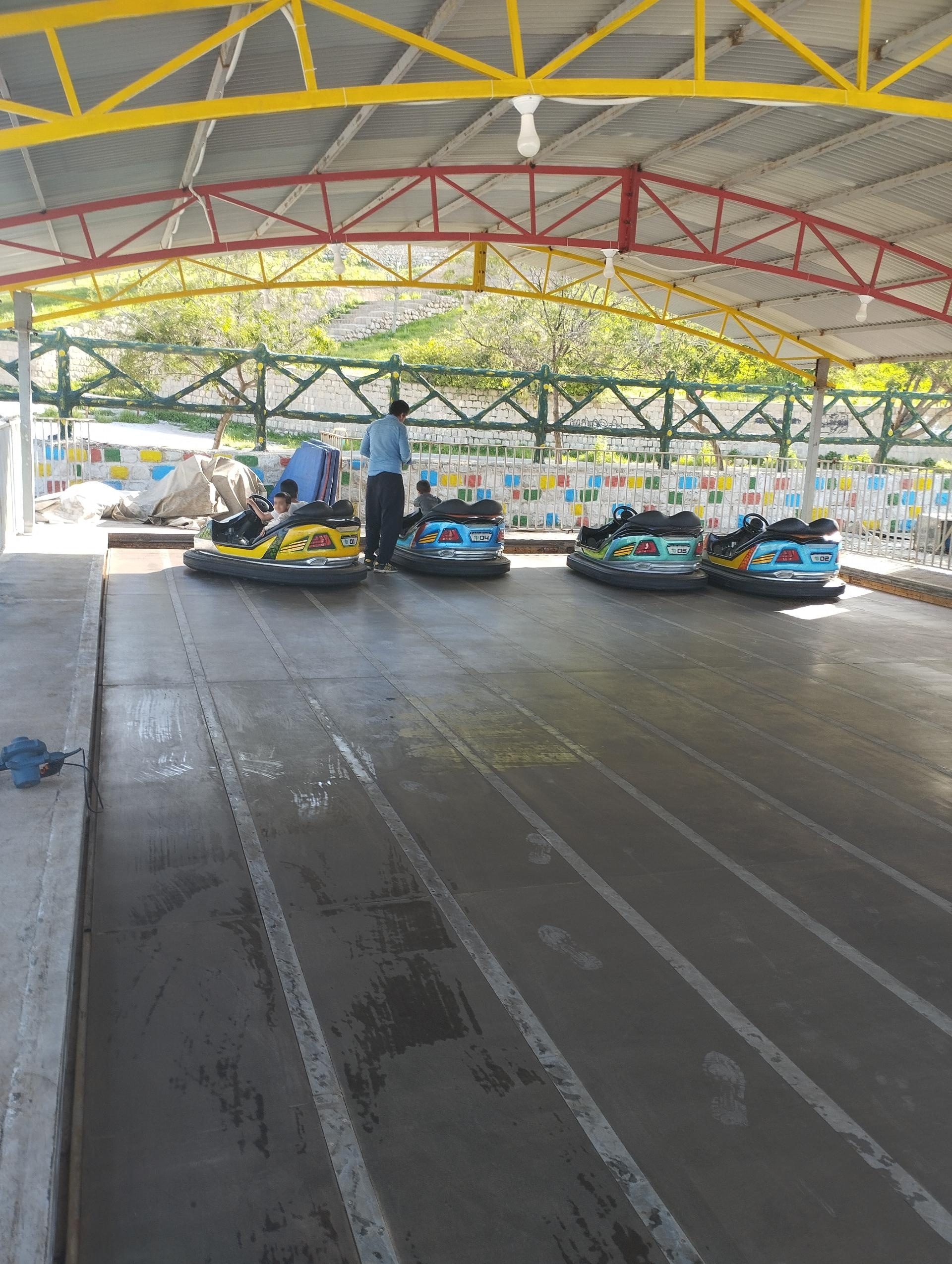 عکس پارک شهربازی دنیای شادی