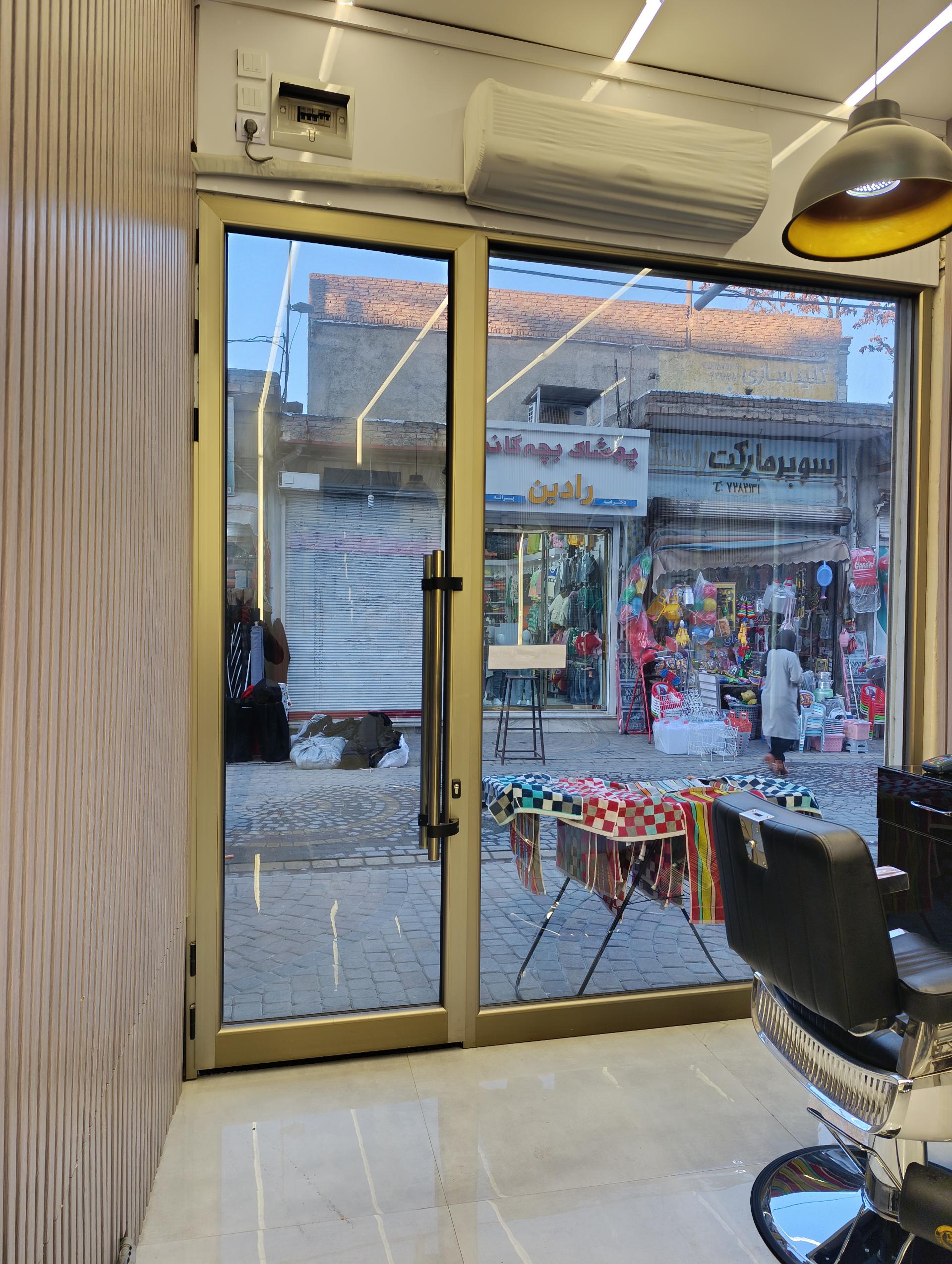 عکس تولیدی درب و پنجره آذین