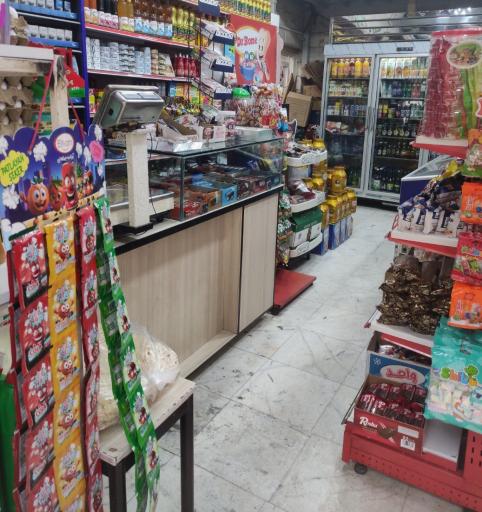 عکس سوپرمارکت جوان