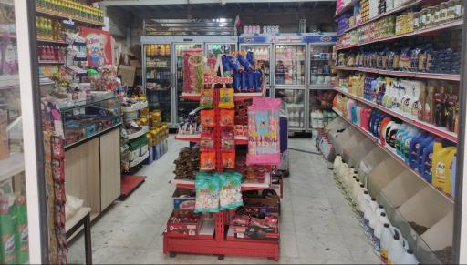 عکس سوپرمارکت جوان