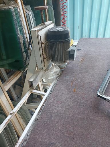 عکس شیشه اتومبیل دوستدار