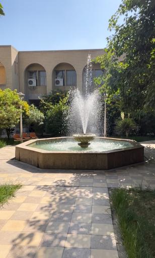 عکس دانشکده ادبیات و علوم انسانی دانشگاه شهید چمران