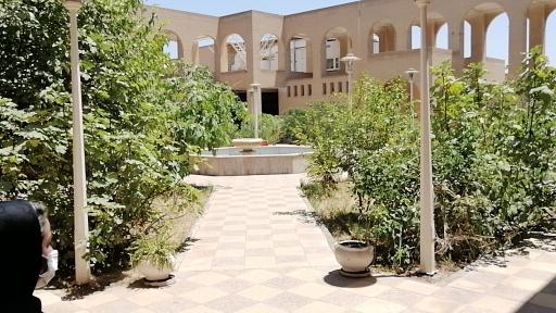 عکس دانشکده ادبیات و علوم انسانی دانشگاه شهید چمران