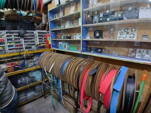 عکس فروشگاه لوازم الکترونیک آراد