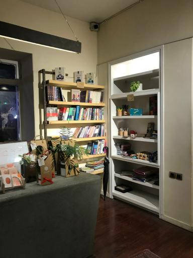 عکس کافه‌ کتاب آفتاب