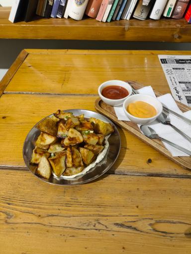 عکس کافه‌ کتاب آفتاب