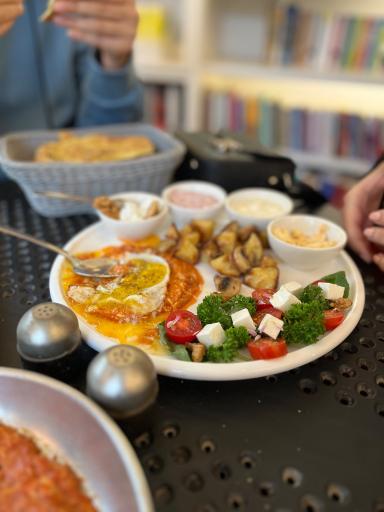 عکس کافه‌ کتاب آفتاب