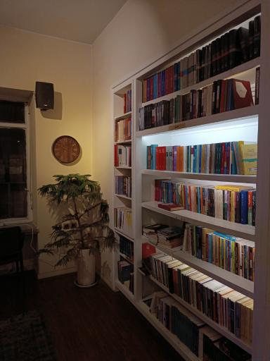 عکس کافه‌ کتاب آفتاب