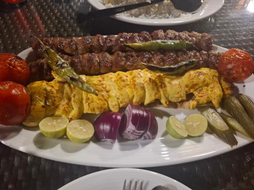 عکس باغ رستوران آنا