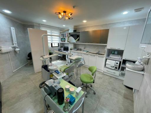 عکس دکتر نتاج متخصص پروتزهای دندانی و ایمپلنت