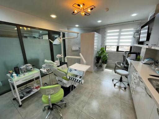 عکس دکتر نتاج متخصص پروتزهای دندانی و ایمپلنت