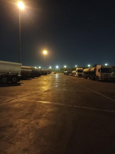 عکس پارکینگ تریلی پالایشگاه 