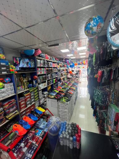 عکس فروشگاه لوازم ورزشی عزیزی