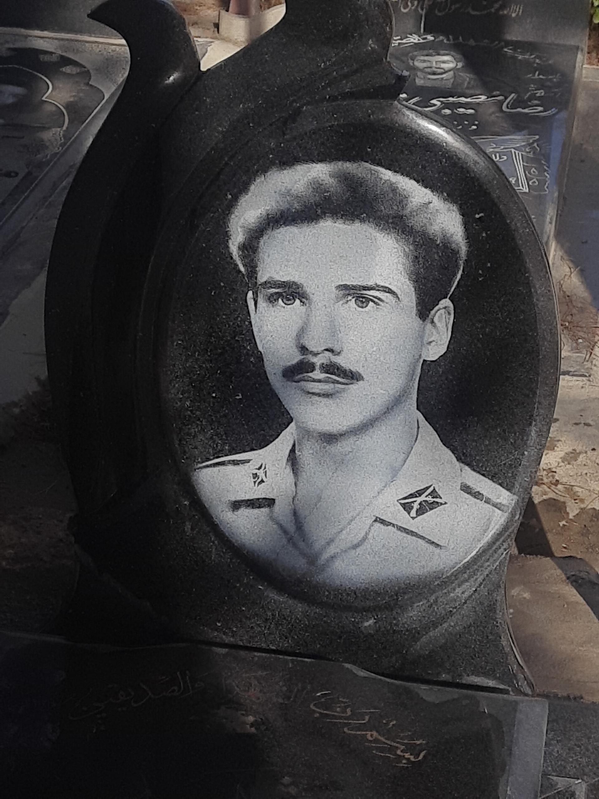 عکس مزار شهید احمد مصاحبه