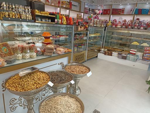 عکس کیک و شیرینی و دکور تولد شادیسا 