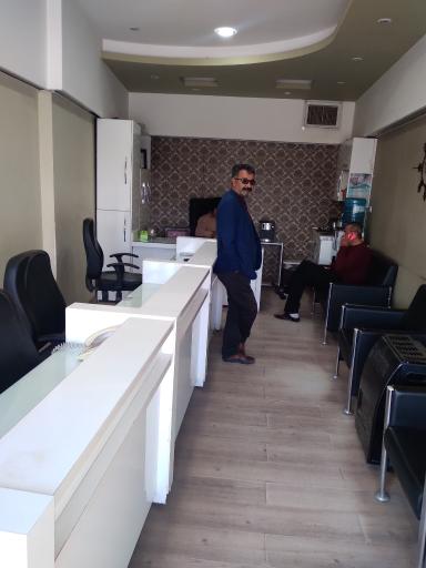 عکس مشاور املاک  دانوش