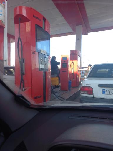 عکس پمپ بنزین نماز