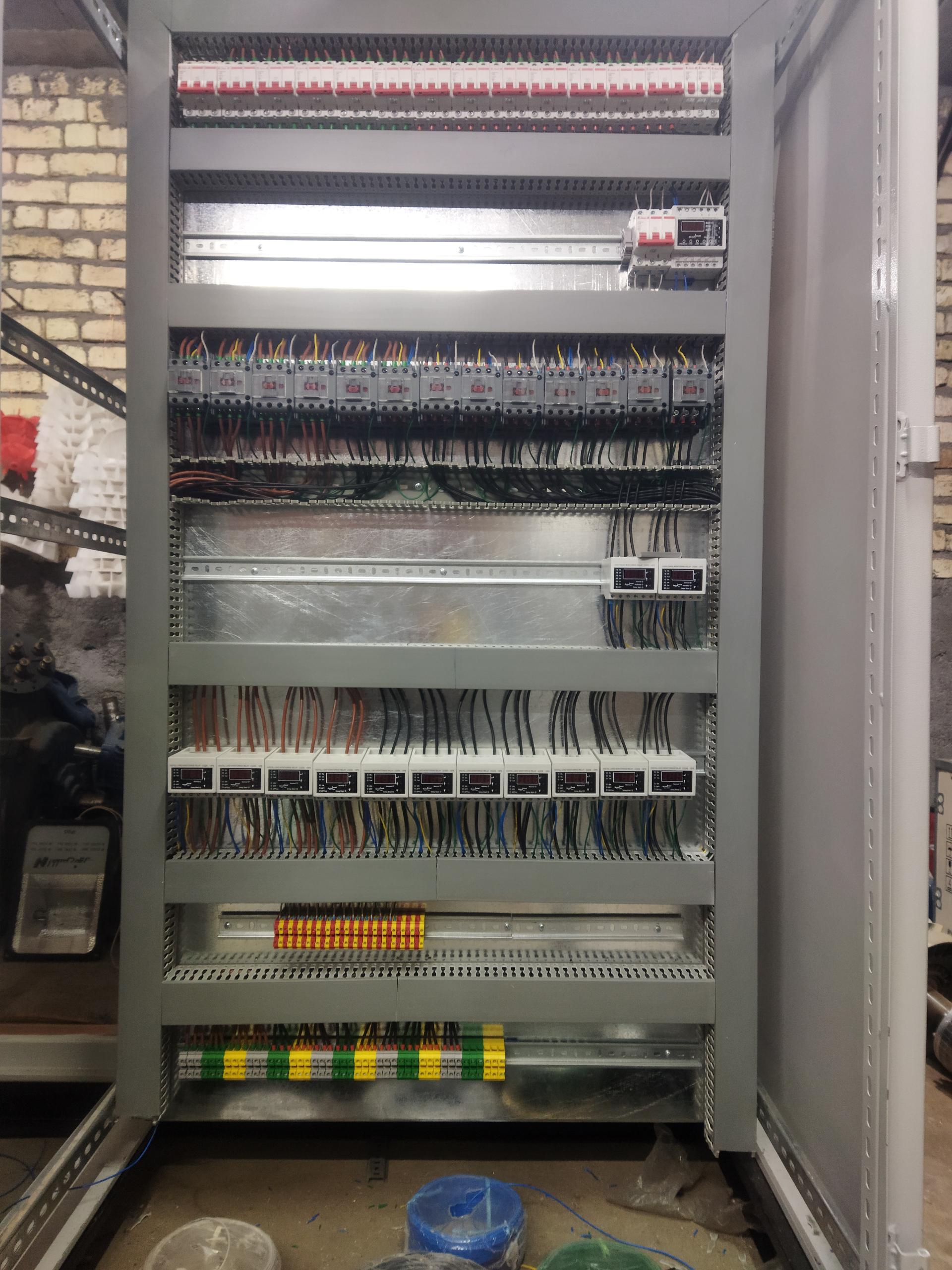 عکس برق صنعتی و سیم پیچی ریل