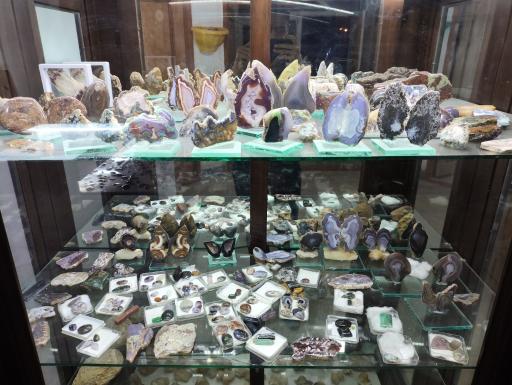 عکس خانه گوهر و سنگ