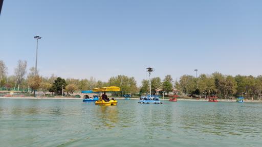 عکس قایقرانی پارک بعثت