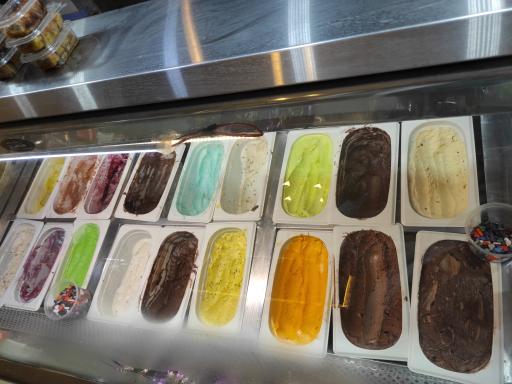 آبمیوه و بستنی سان