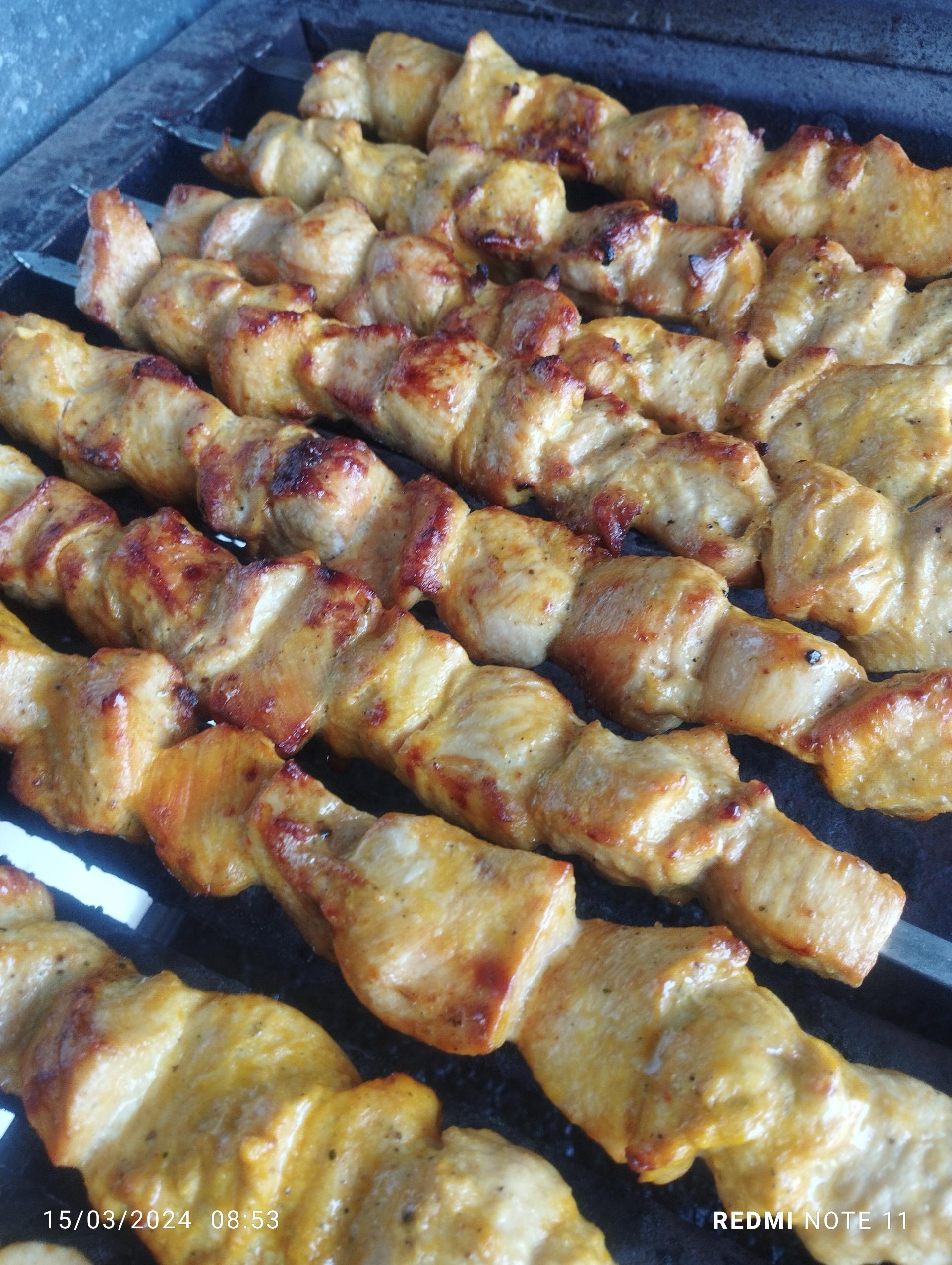 عکس رستوران و بیرون بر چاشنی 