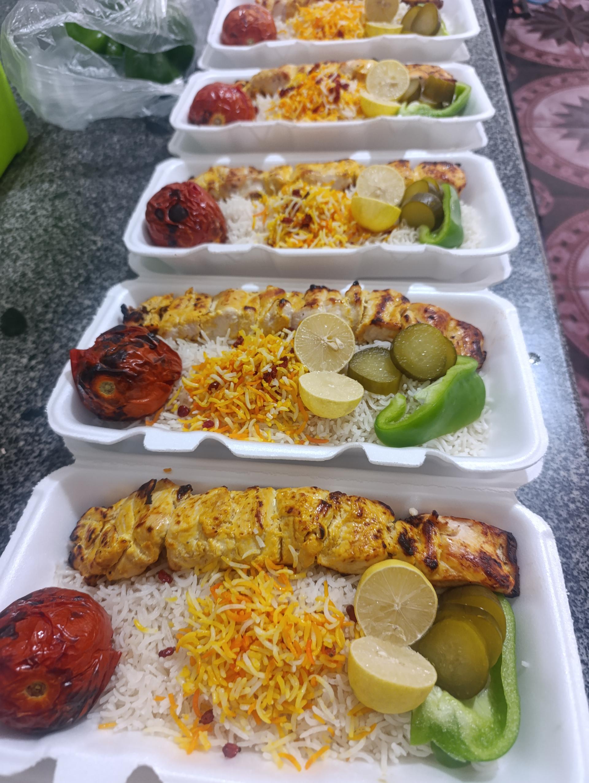 عکس رستوران و بیرون بر چاشنی 