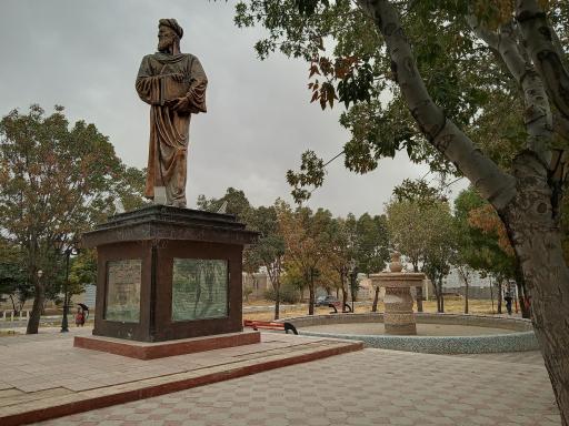 عکس مجسمه حکیم زهراوی کرسفی