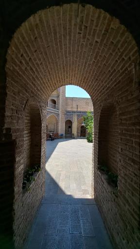 عکس مسجد و مدرسه حاج قنبر علی خان