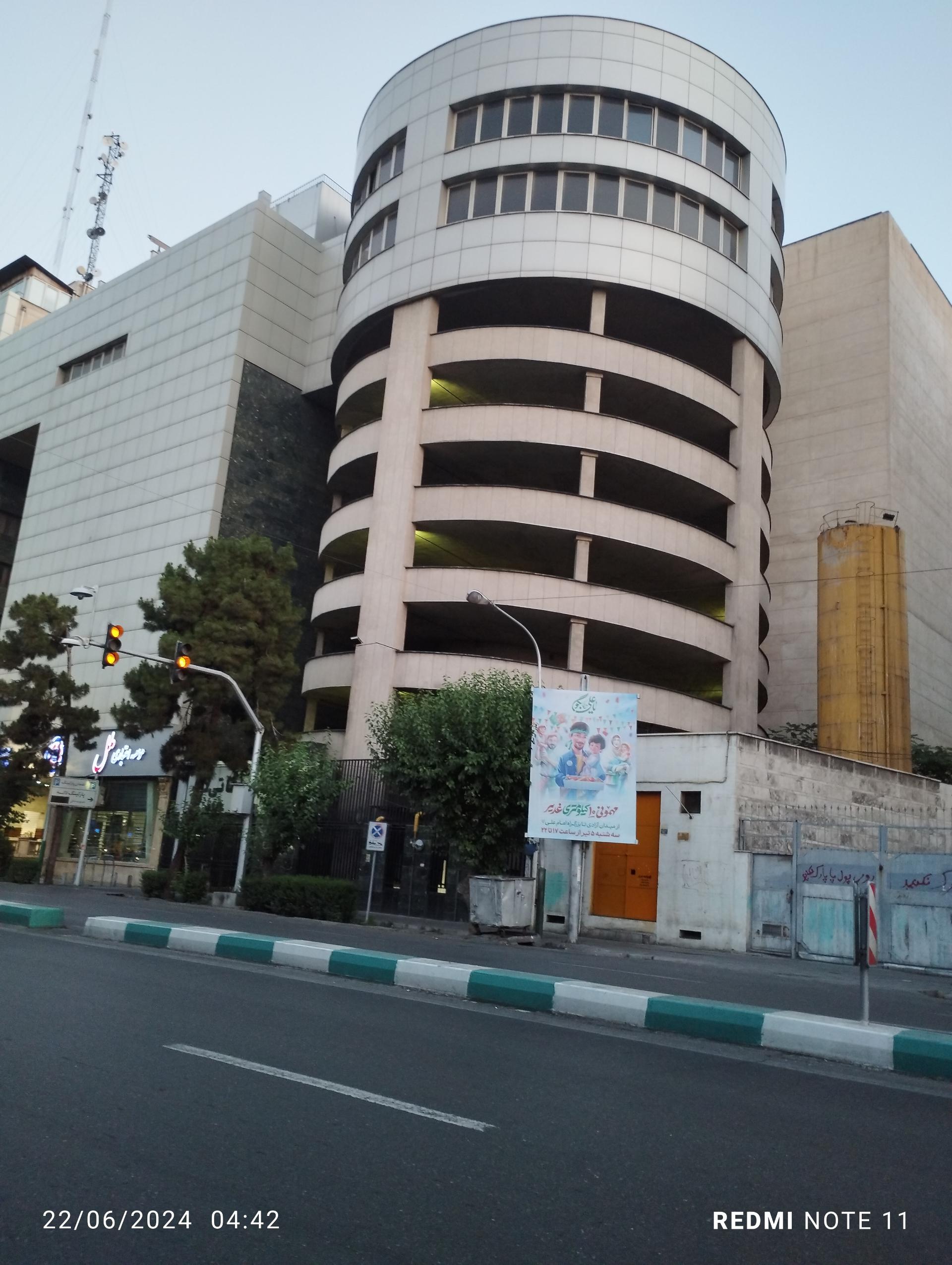 عکس پارکینگ طبقاتی لاله