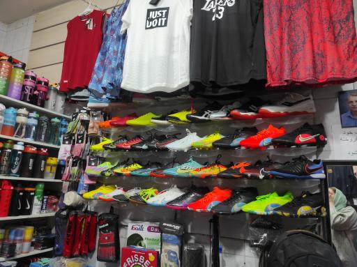 عکس فروشگاه لوازم ورزشی کارت قرمز