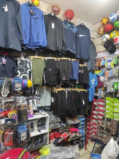 عکس فروشگاه لوازم ورزشی کارت قرمز